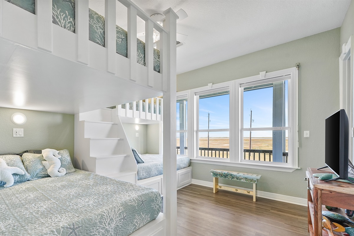 Cheerful bunkroom with two comfortable queen beds - ideal for kids or guests who want to share.