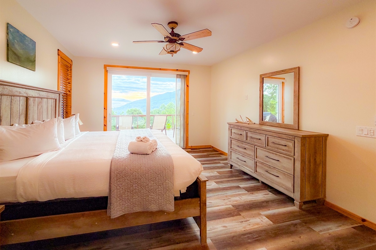 Master The Master Suite features a King Bed, Luxurious sheets, Shredded Bamboo Pillows, an en-suite bathroom, and oh yeah...A direct Sunrise!