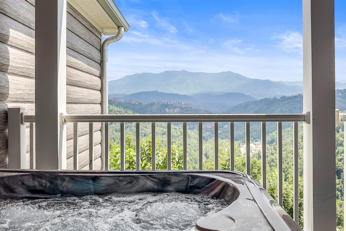 Bask in the hot tub while soothing the achy muscles after a day of hiking or shopping. Gaze out at Mount LeConte during the day or Anakeesta at night.