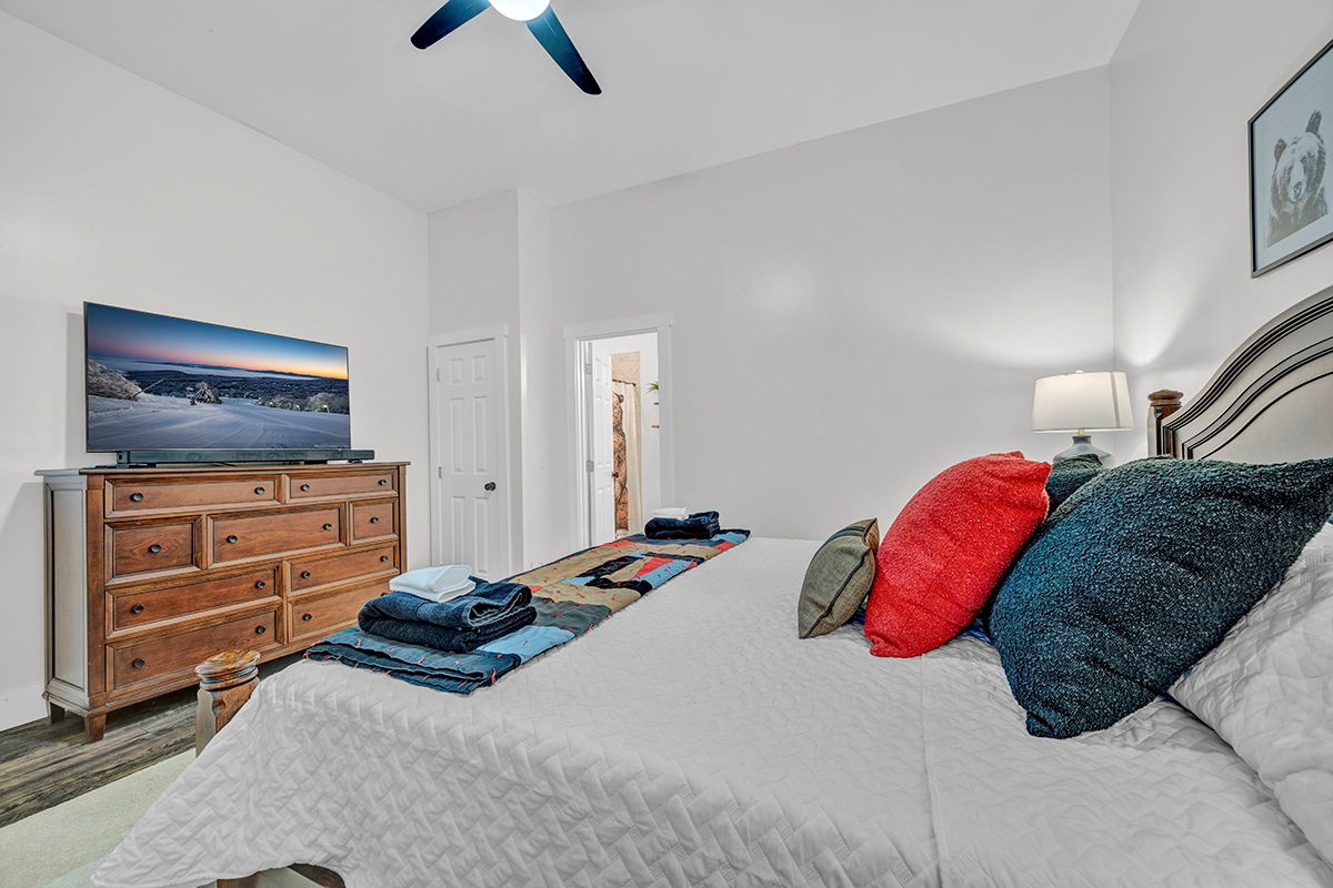 Second Master with King Bed, Ensuite bathroom, Smart TV and cozy bedding