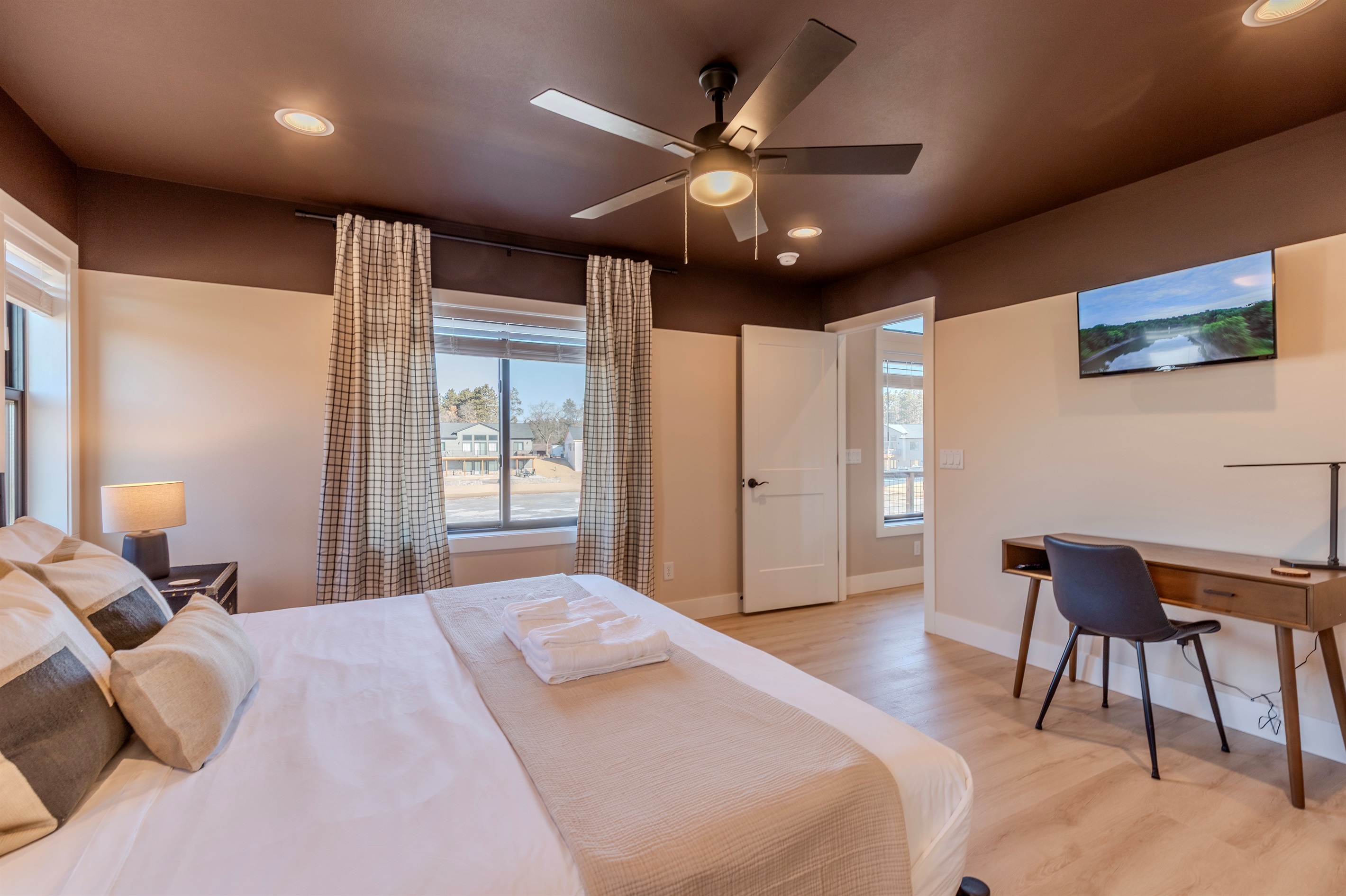 Master bedroom with memory foam bed, Roku TV & a desk to work at.