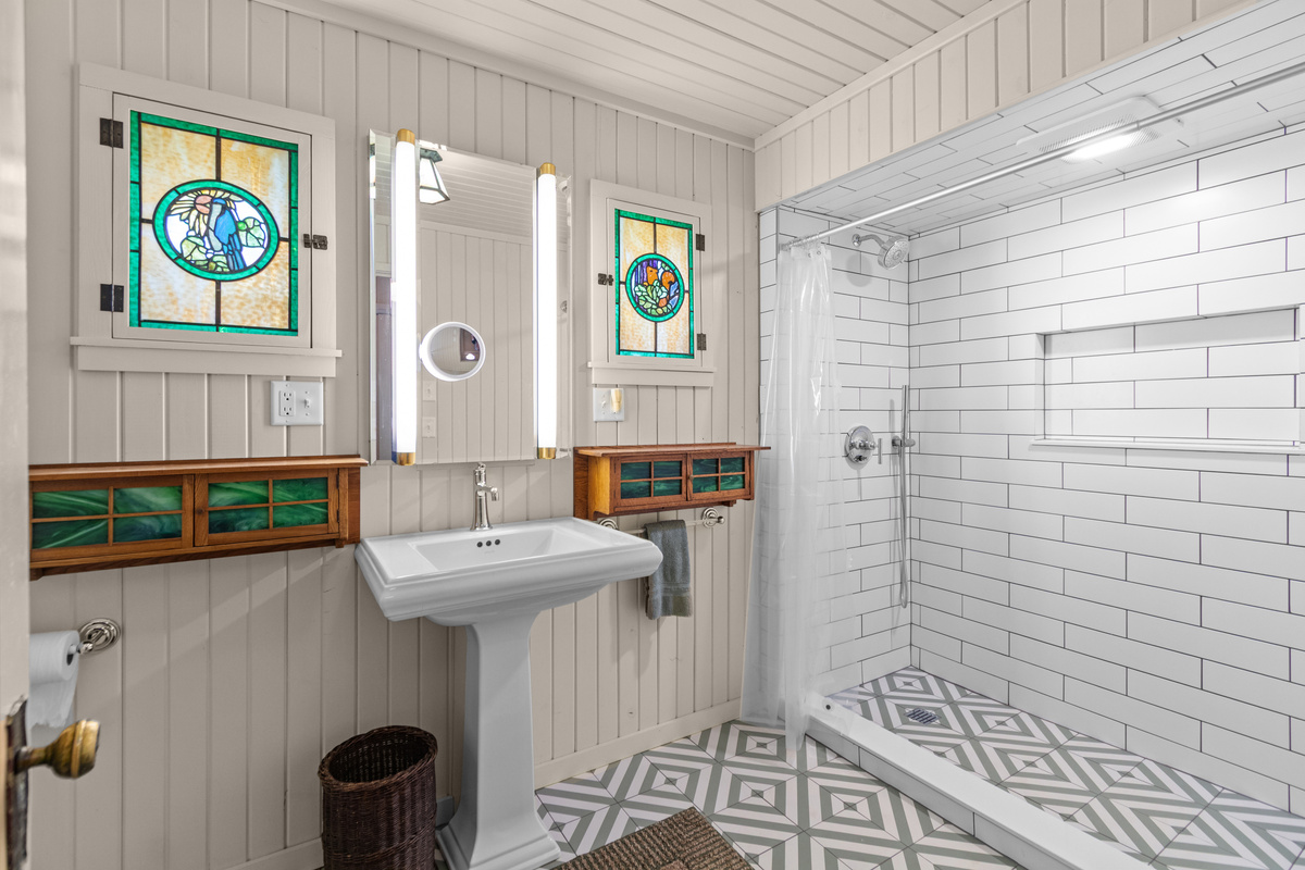 Start your day with a refreshing shower and enjoy the extra comfort of heated floors beneath your feet—especially cozy during the cooler seasons.