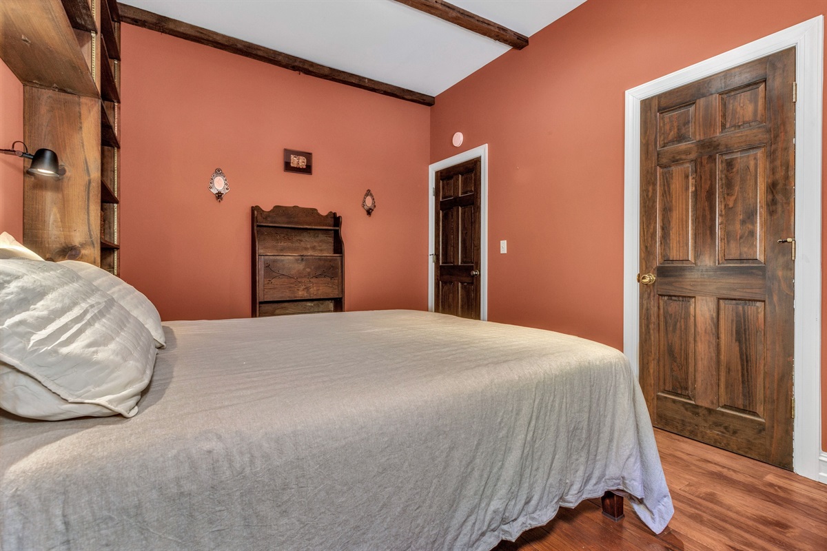 First floor Bedroom - Queen