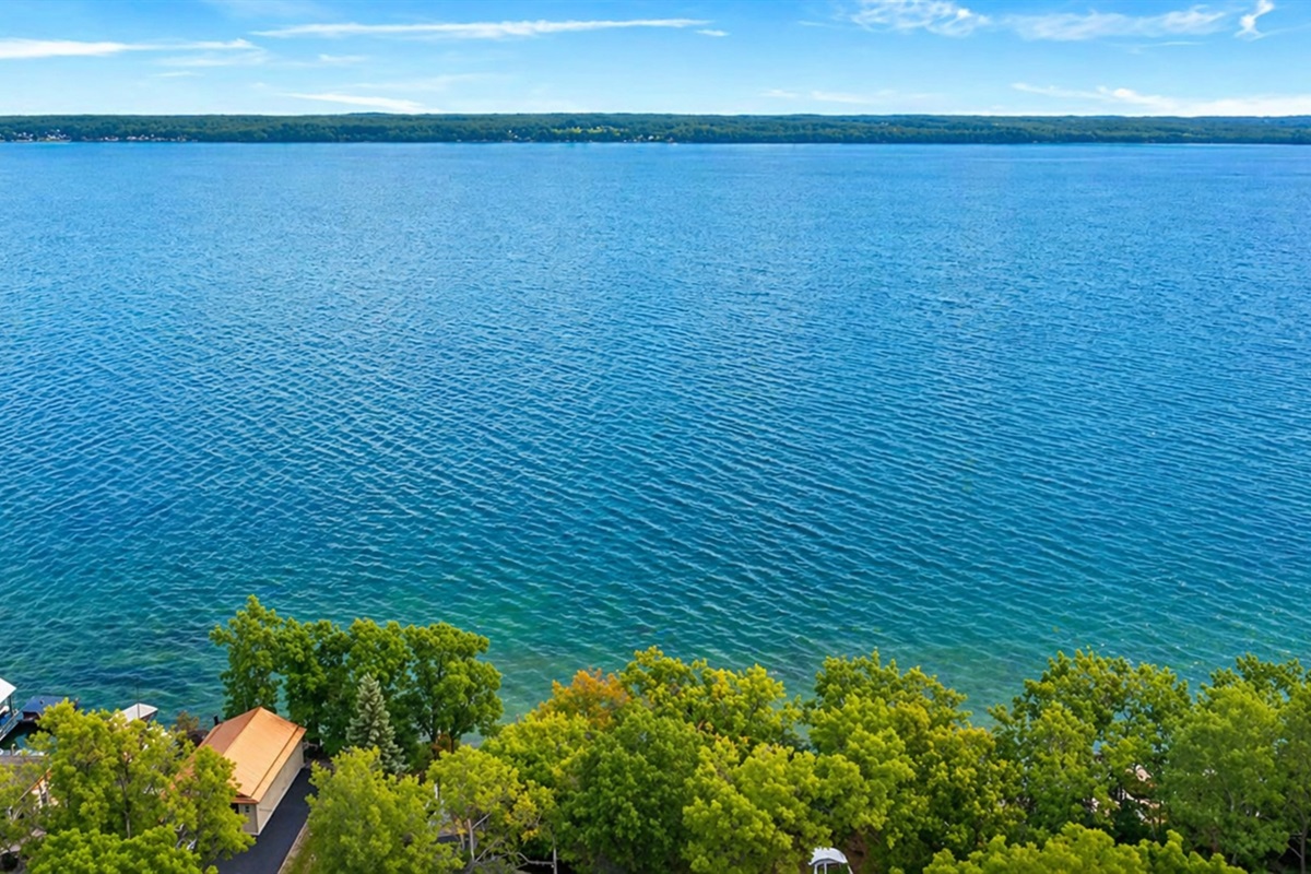 Wake up to the majestic beauty of the Finger Lakes, right from your doorstep! The endless views and calm waters make this the perfect spot for your next getaway. ☀️