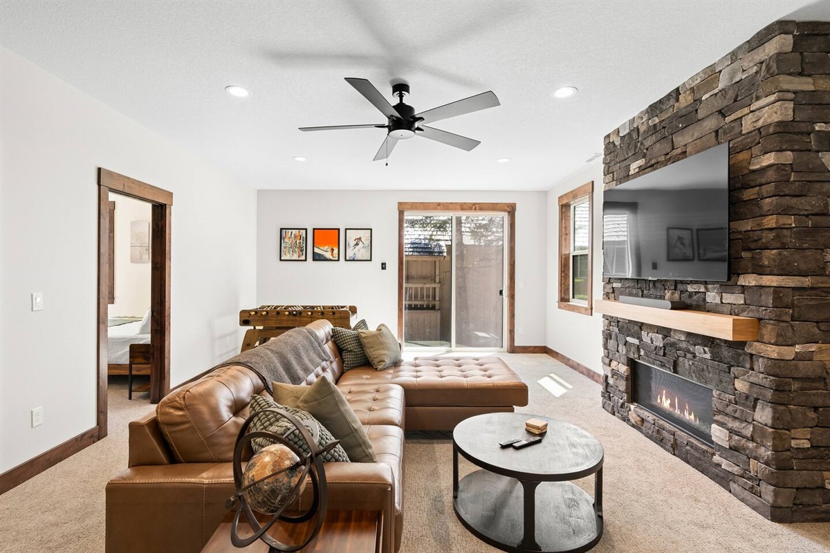 Game room at Downtown Govy Lodge