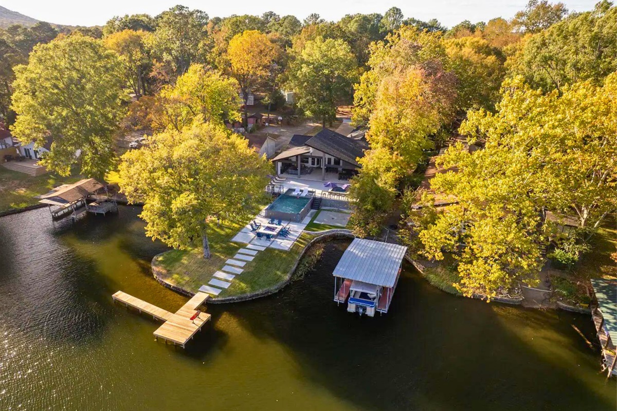 [The Home] With the Shores of Lake Hamilton Right at Your Fingertips, You'll Never Want to Leave!