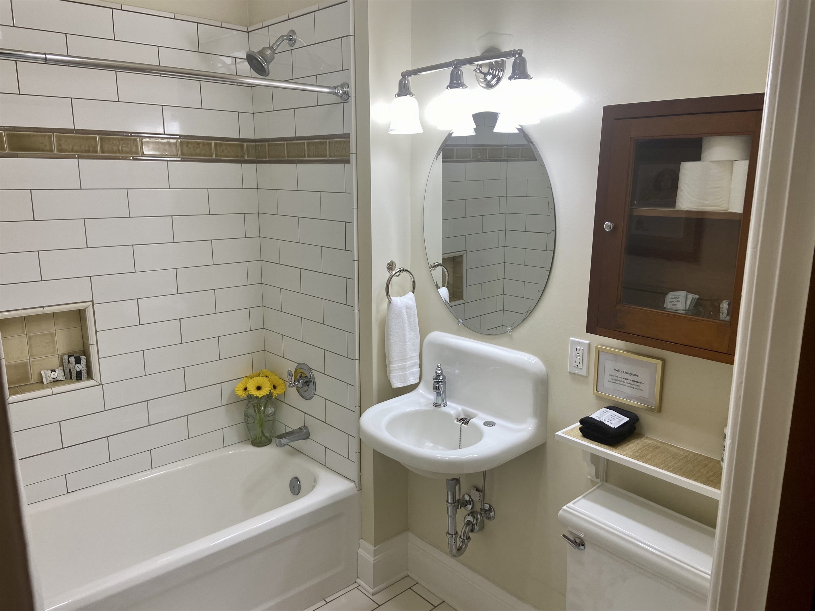 Main Floor Ensuite Bathroom 