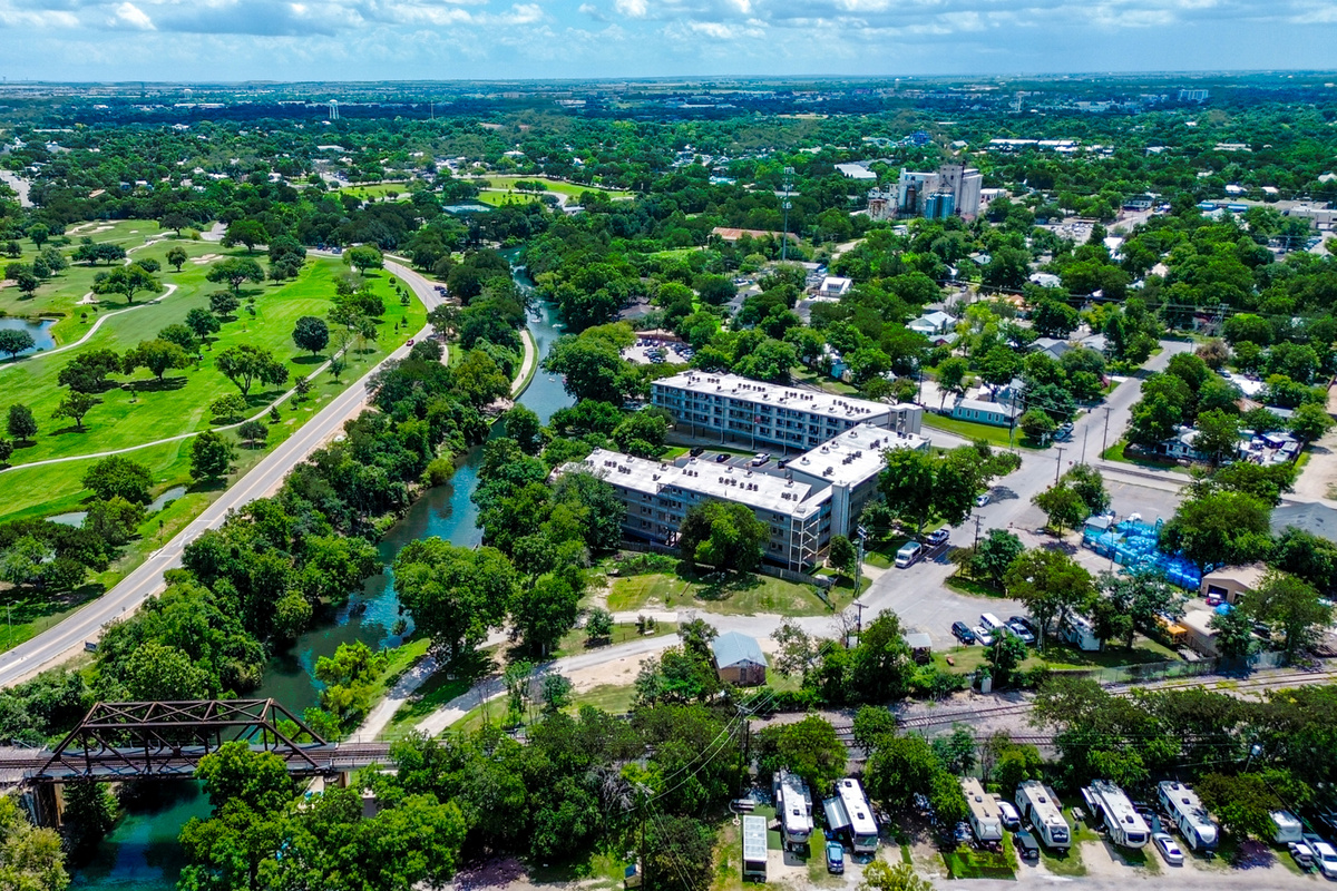Landa Golf is across the River?