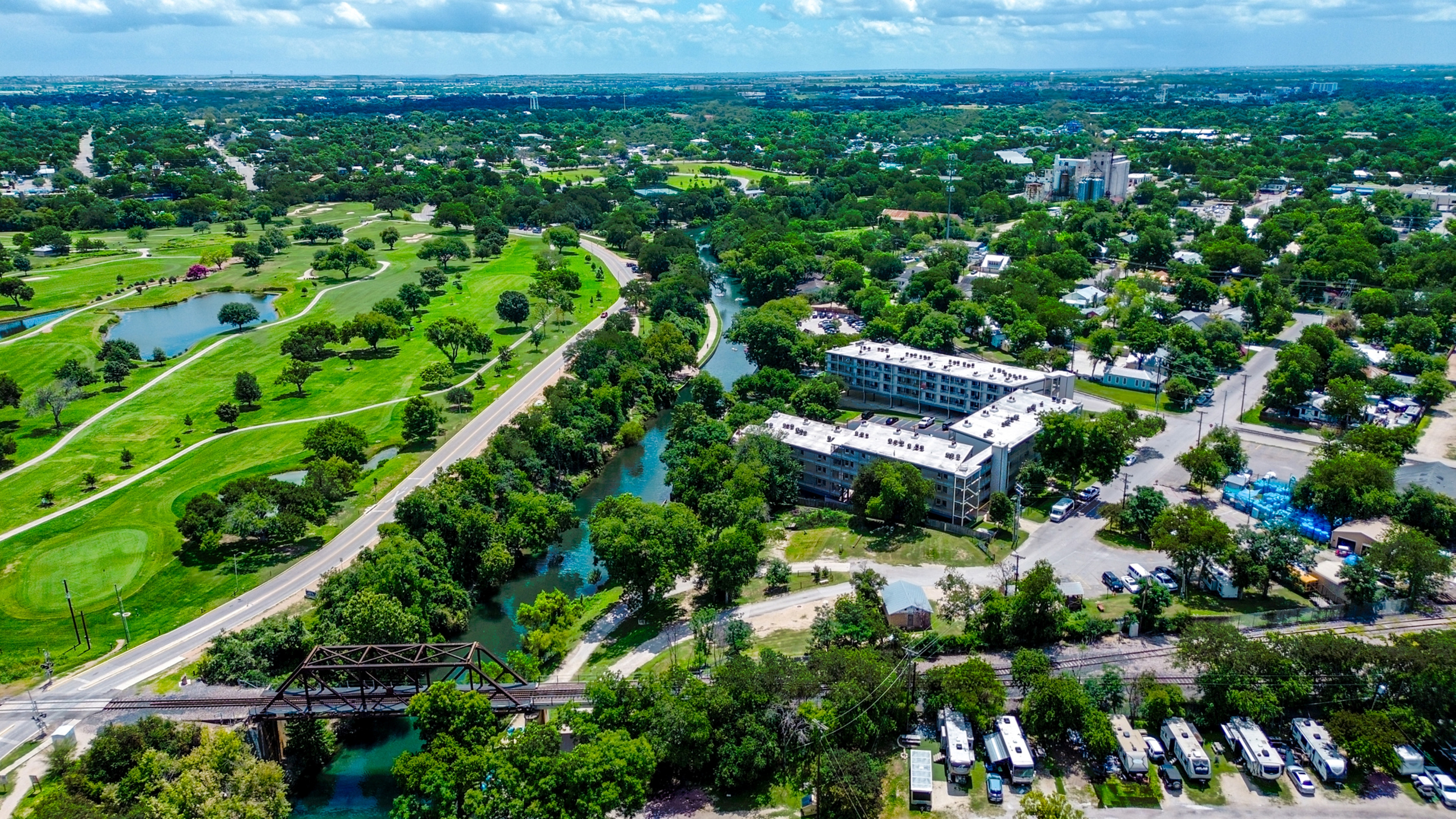 Landa Golf is across the River?