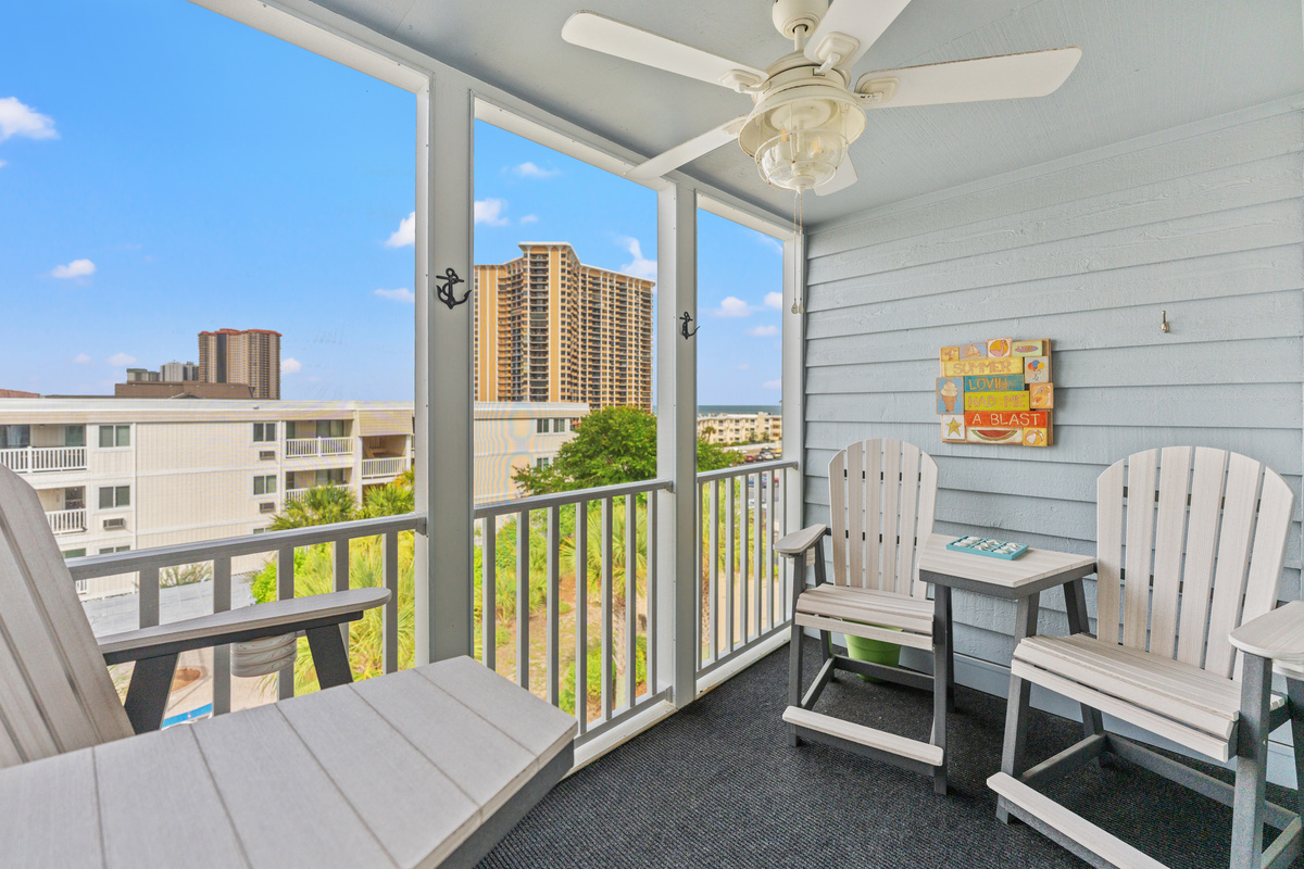 Outdoor screened porch w/ great view