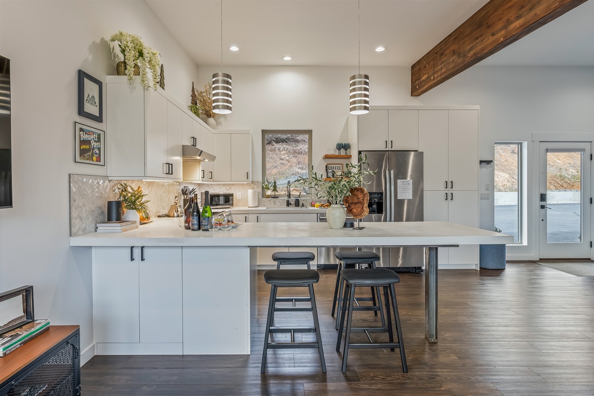 Fully loaded kitchen, island with dining seating for 4