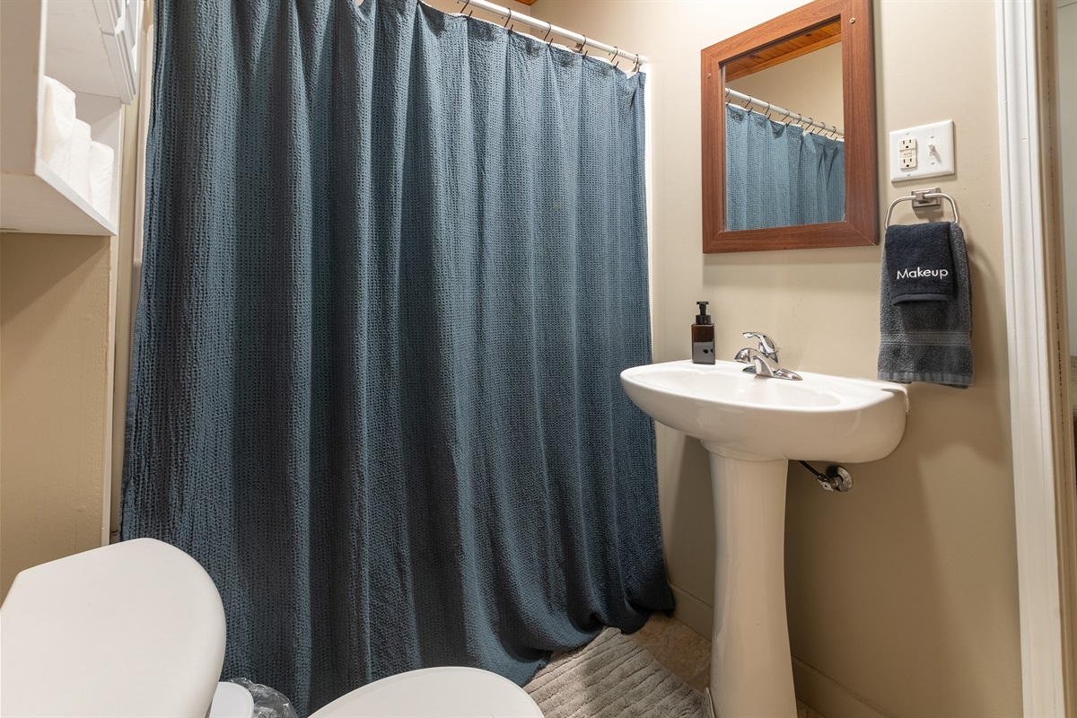 Jack n' Jill Bathroom between the bedrooms