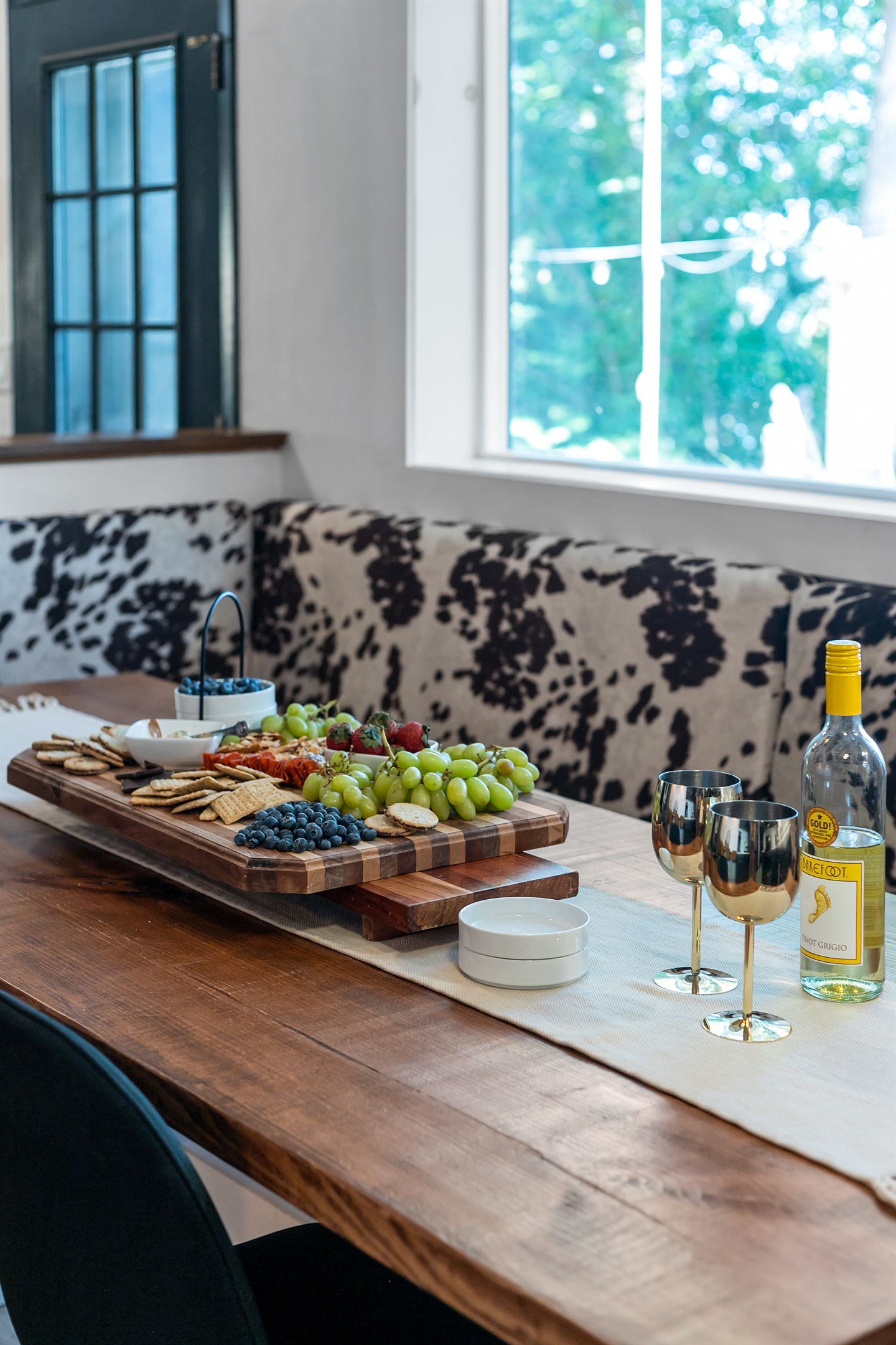 With food gathered around the table, guests can celebrate special moments and create lasting memories during their stay.