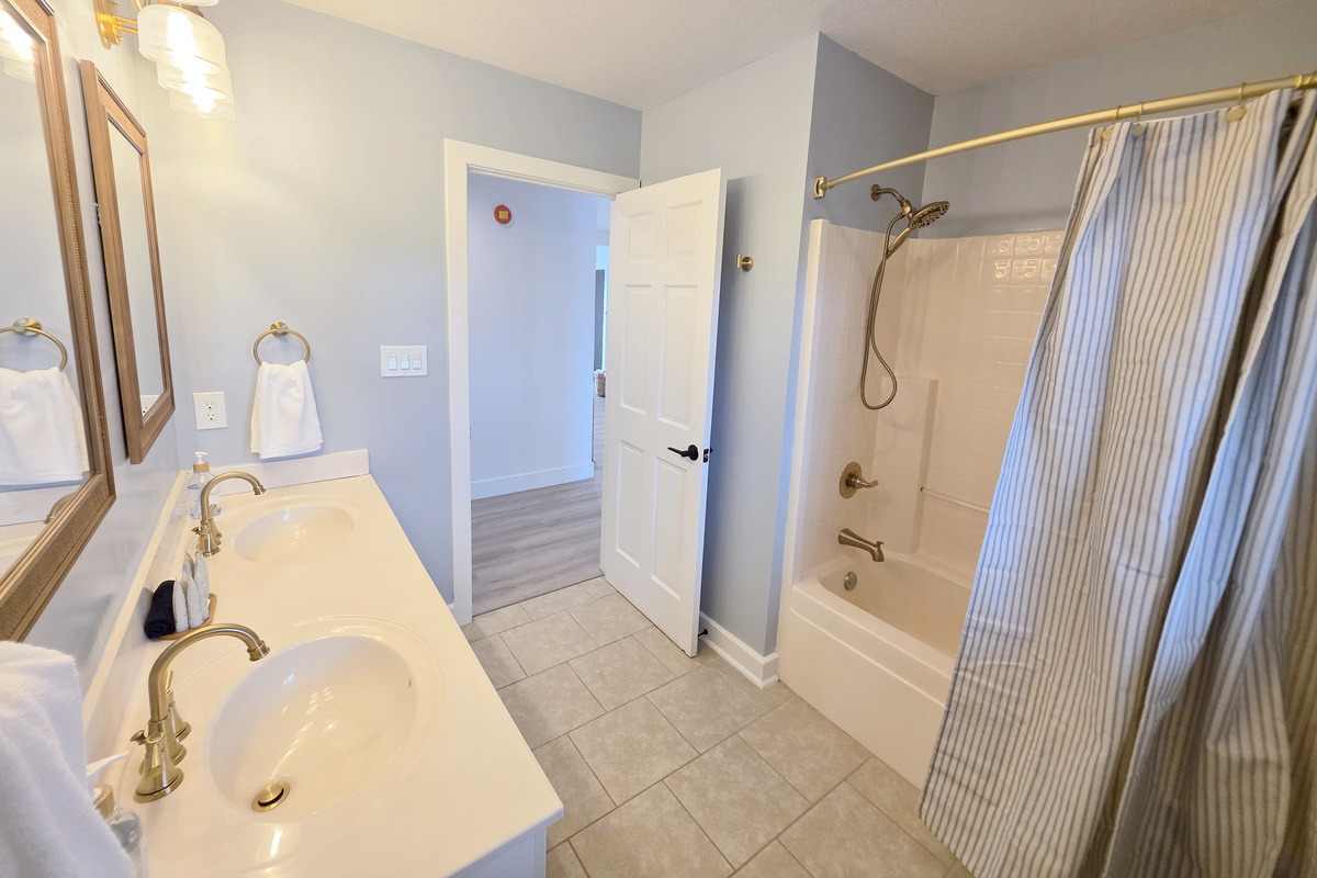 Shared bathroom mid floor (Santa Catalina & St Thomas rooms)