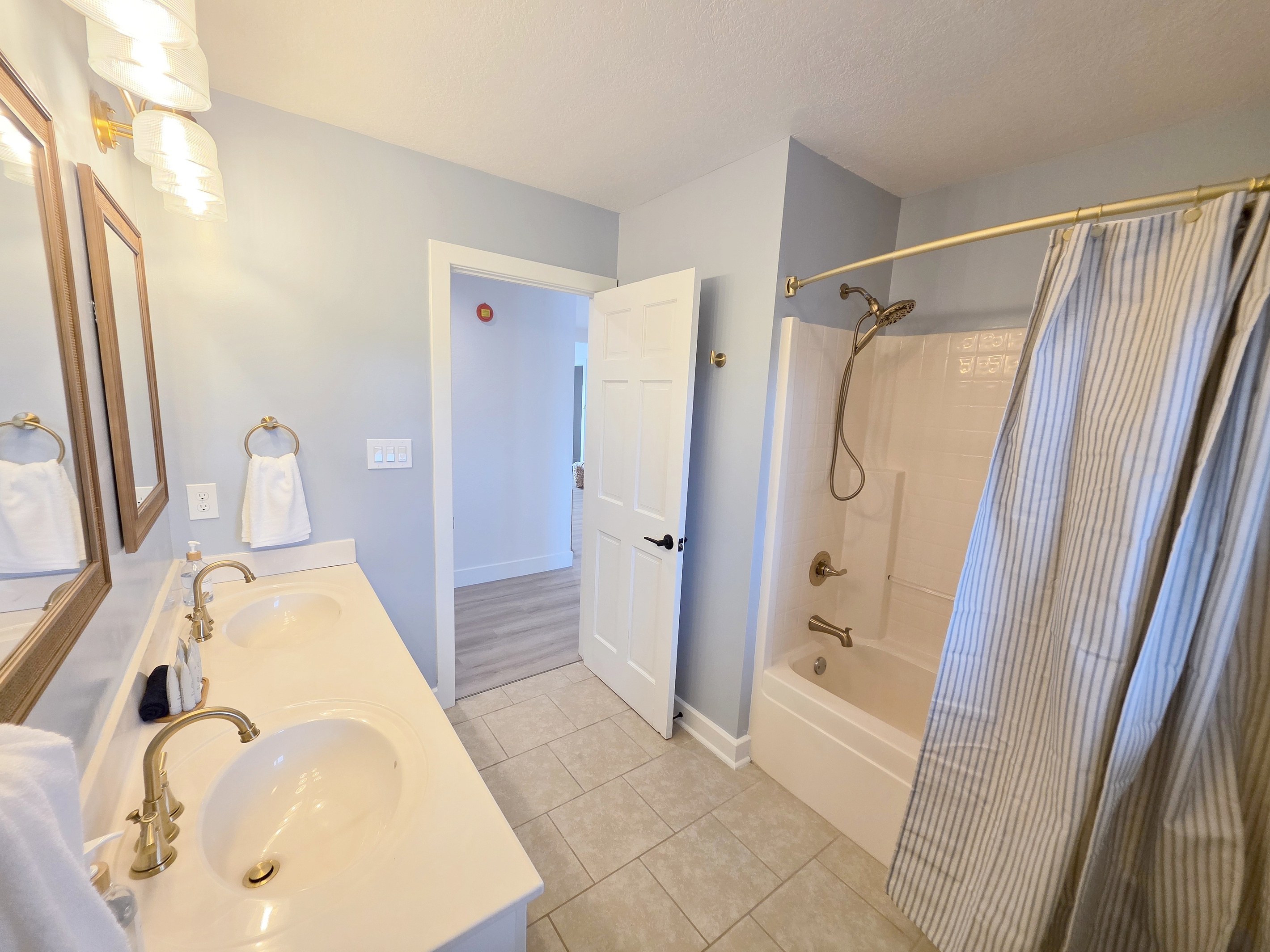 Shared bathroom mid floor (Santa Catalina & St Thomas rooms)