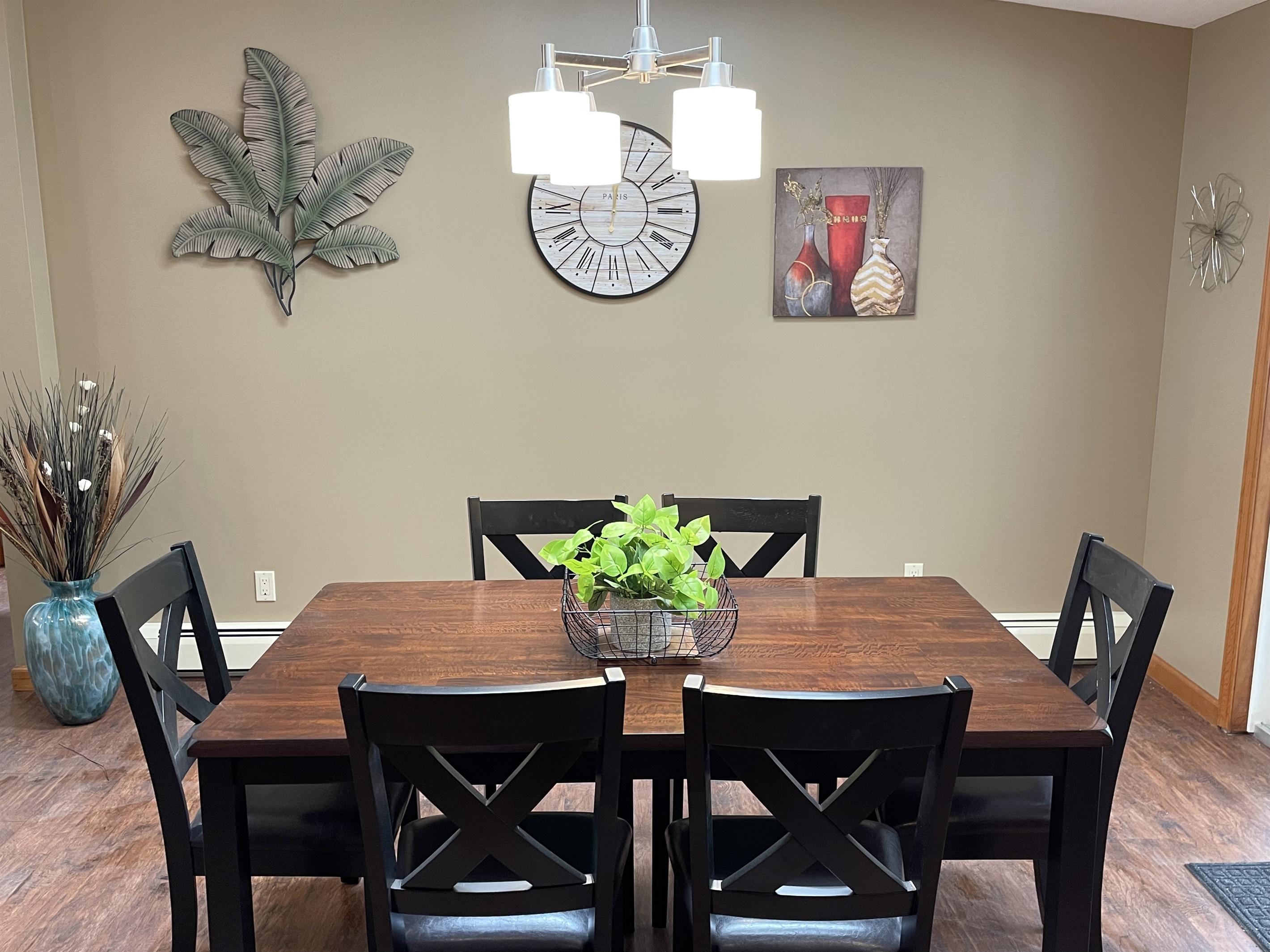 Seating for 6 at the dining room table.