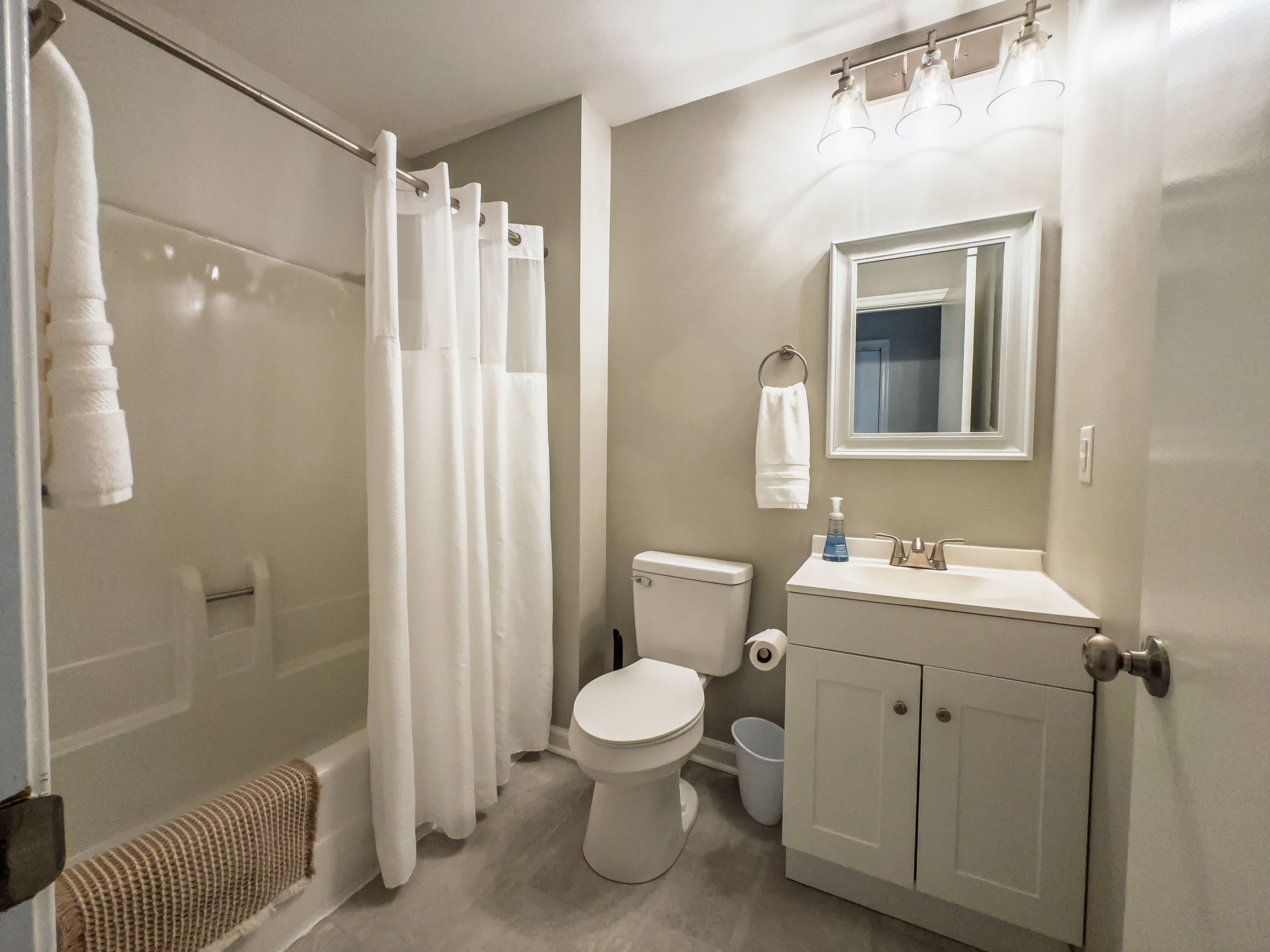 Hall bathroom, tub/shower combo