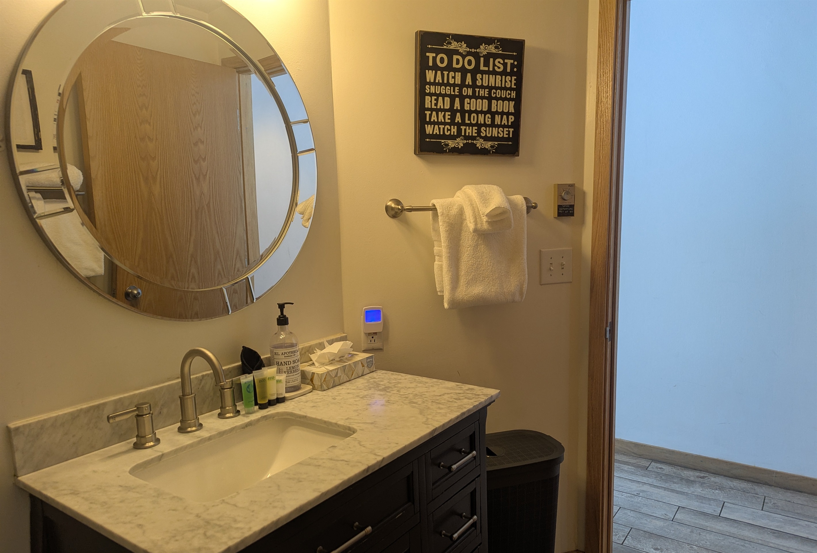 Full bath with access from hallway