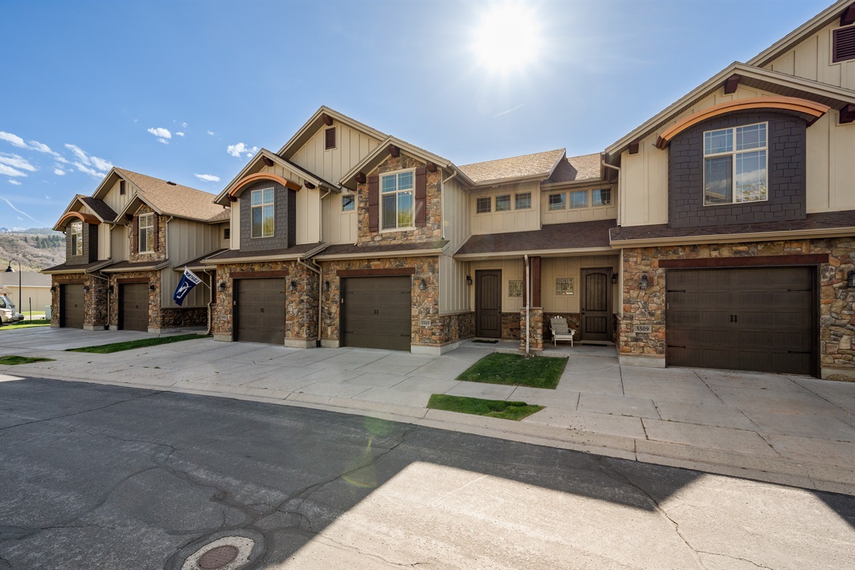 Your Mountain Green retreat—easy parking and a welcoming exterior just minutes from adventure.