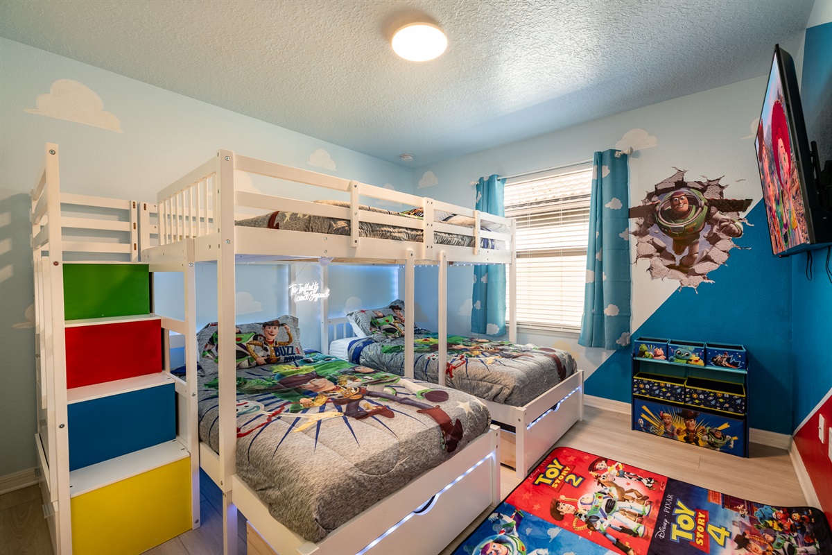 Toy Stiry Bunk Room with full over 2 twins