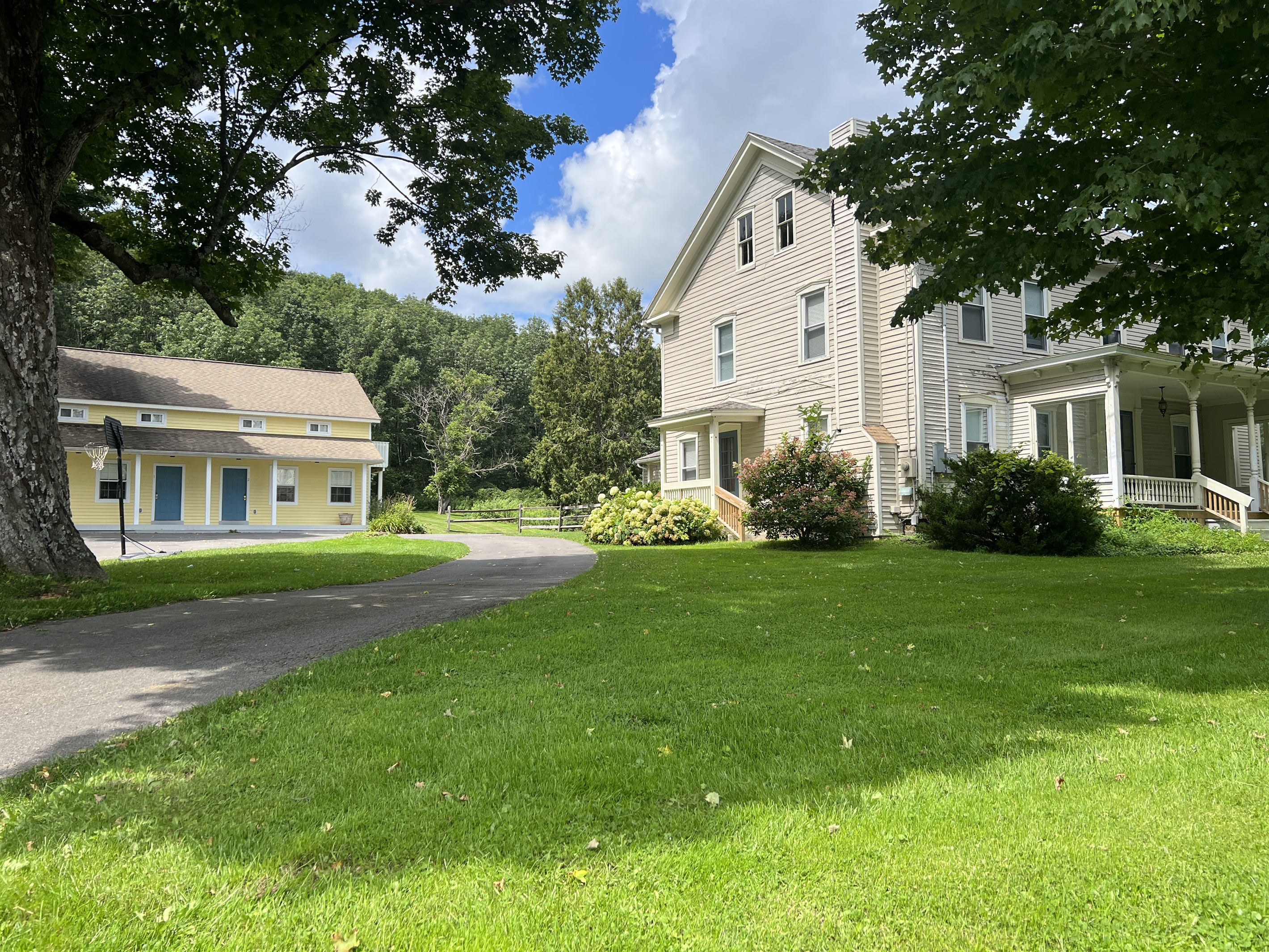 The Federal House front elevation. The apartments on the left , the main house on the right. A nice circler driveway makes it easy to move around.