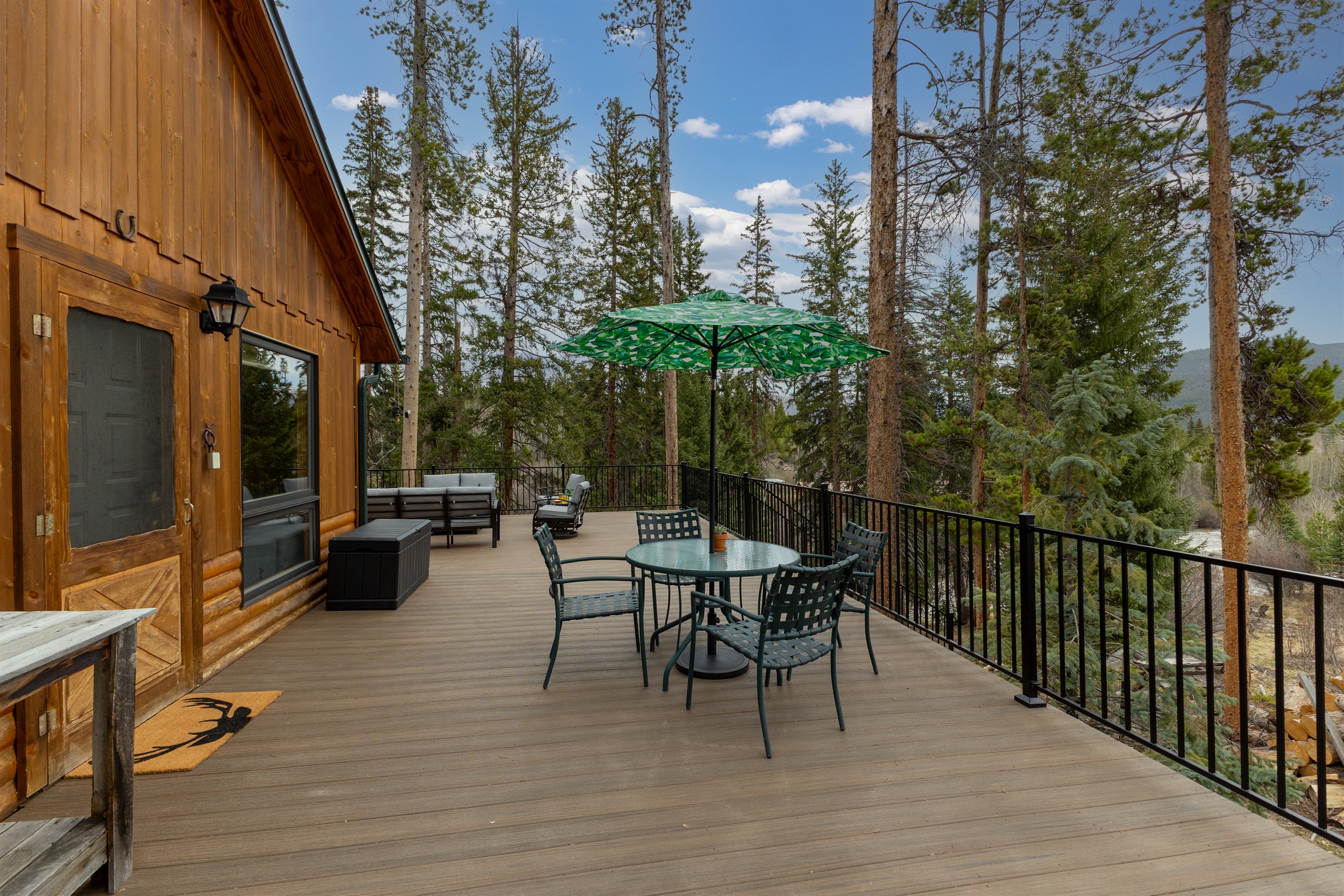 Side Patio | Outdoor Dining for 4