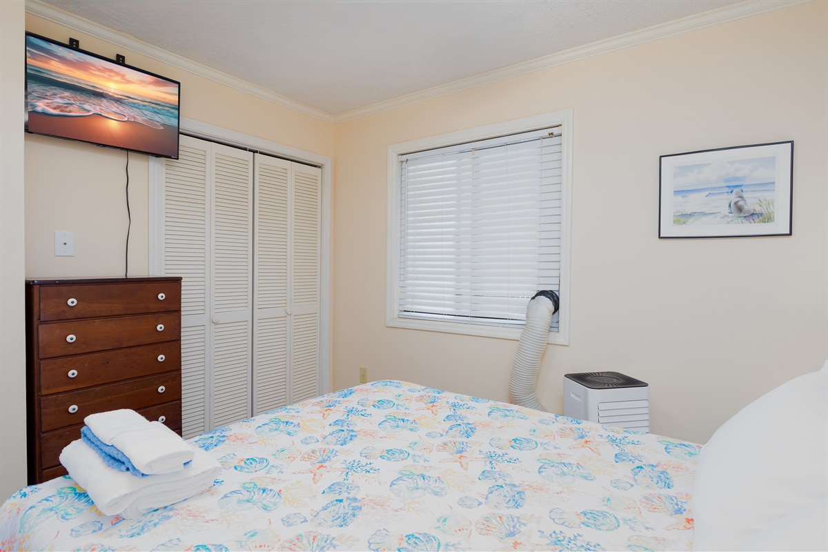 Bedroom equipped with AC, clothing storage and Smart TV