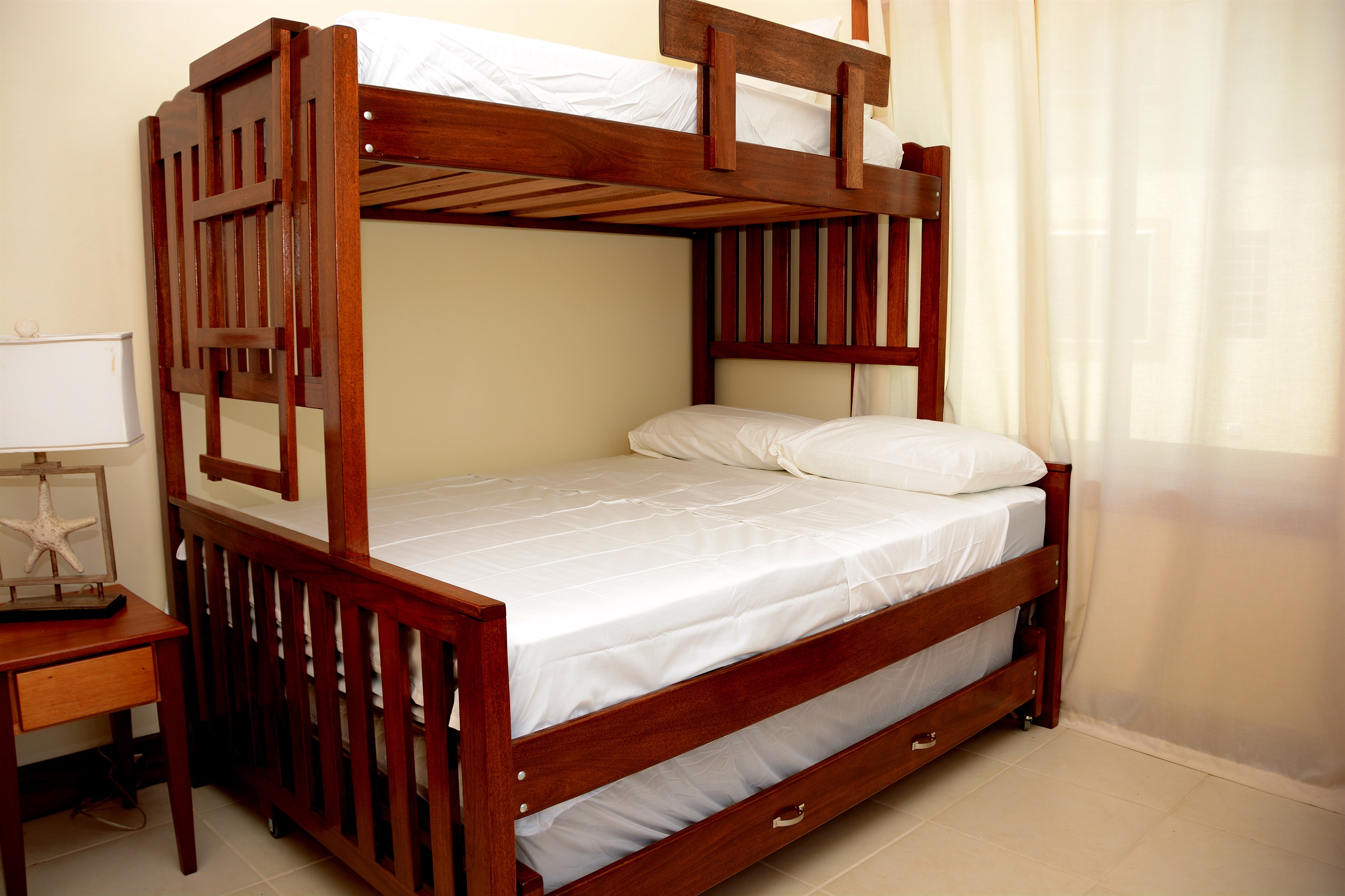 Bedroom 2 : Queen & 2 Singles