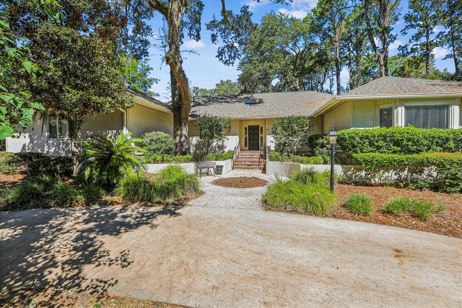 Horseshoe drive parks up to 4 cars