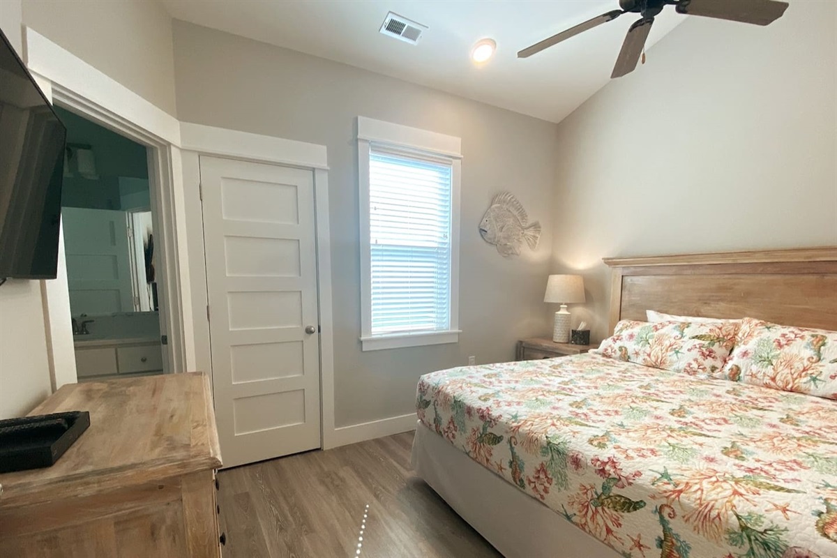King bedroom with private en suite bathroom