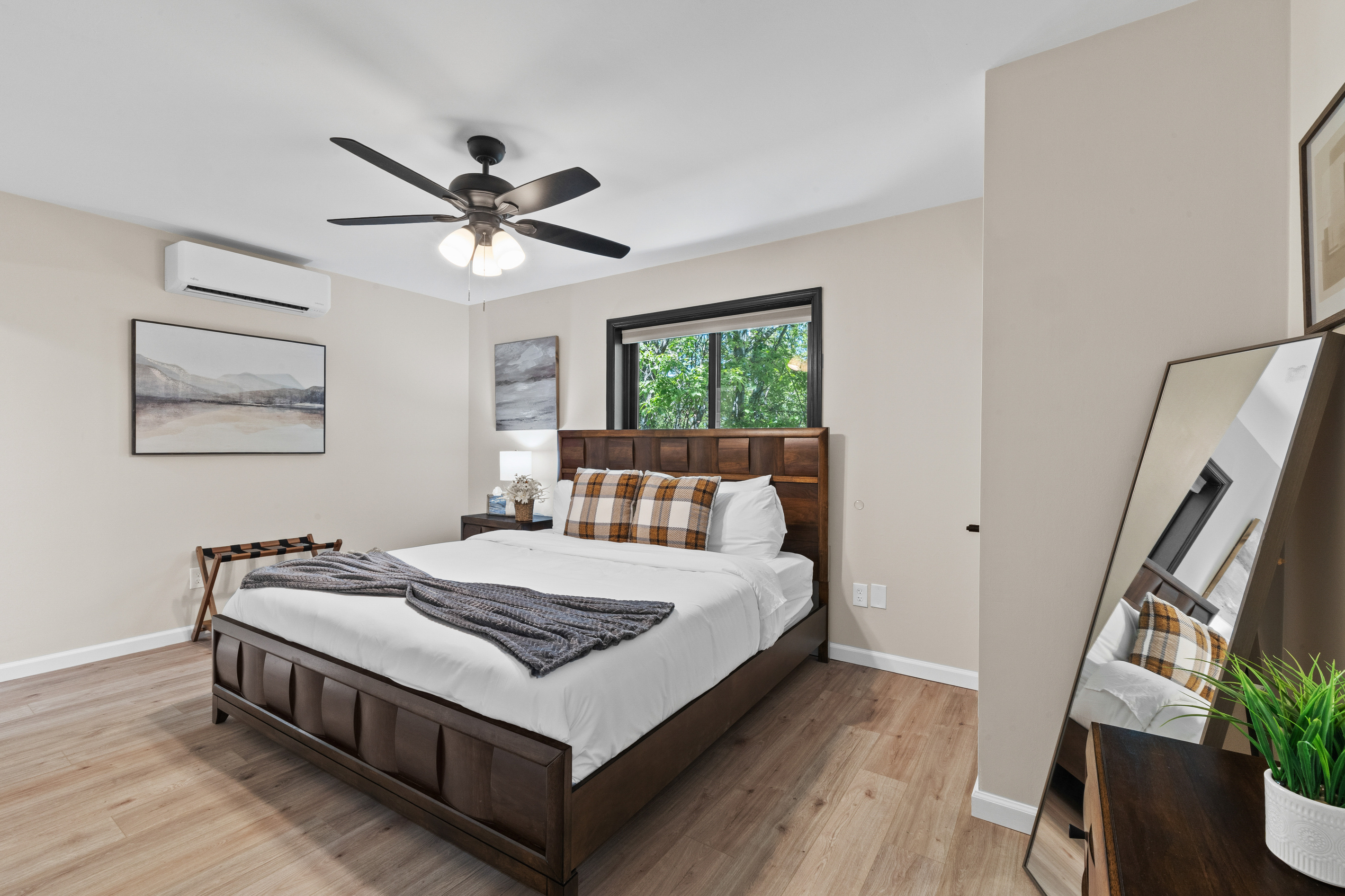 Relax after a long day of exploring in this Junior king suite