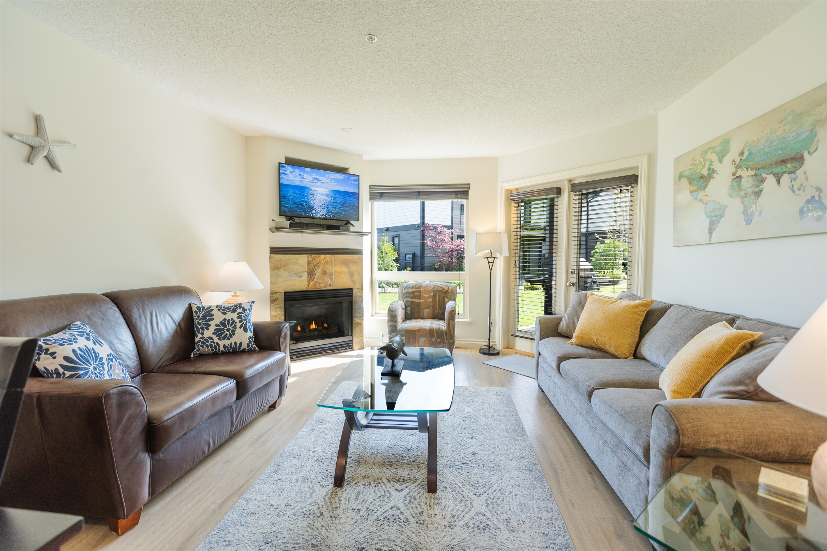 Unit A. Streaming TV. Natural Gas fireplace. Double Glass doors to a private covered deck. AC Unit. Queen sofa pull-out plus ample comfortable seating.
