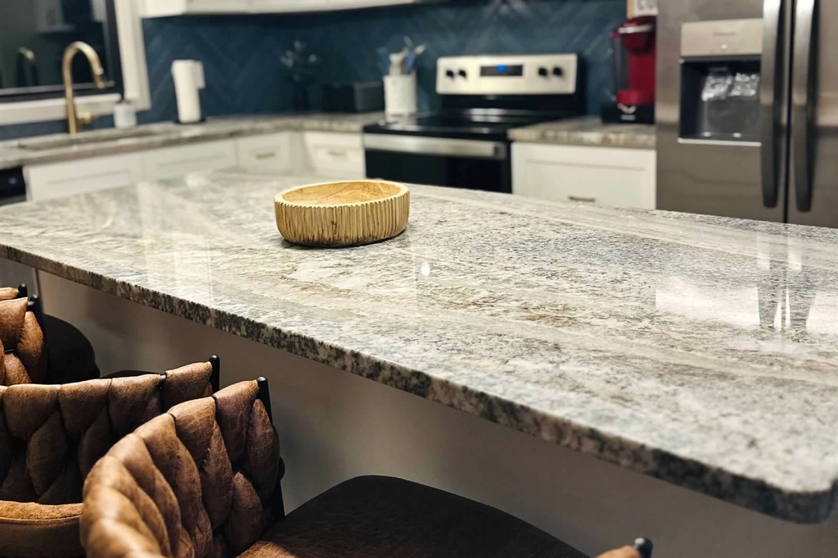 Dine in. Full kitchen