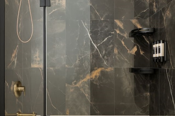 Salle de bain complète avec un bain-douche, savon, eau chaude et miroir illuminé :)