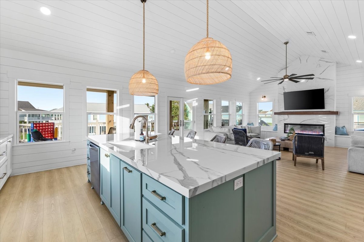ea78c845ef7d445e965cbf95d459e0c0 Large | Beachhouse | Texas | TX | Vacation Homes | Galveston | Crystal Beach | Kokomo | Breezy Days | Beachfront Elegance | Sunrise Serenity | Southern Sands Property Management, LLC
