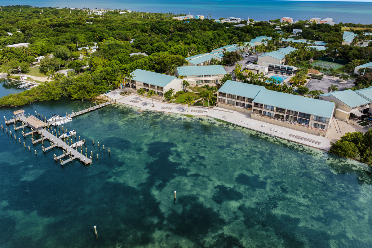 Crystal clear waters of the Florida Bay right off the beach