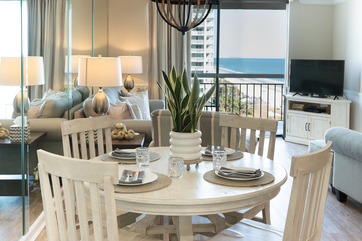 Dining seats 4