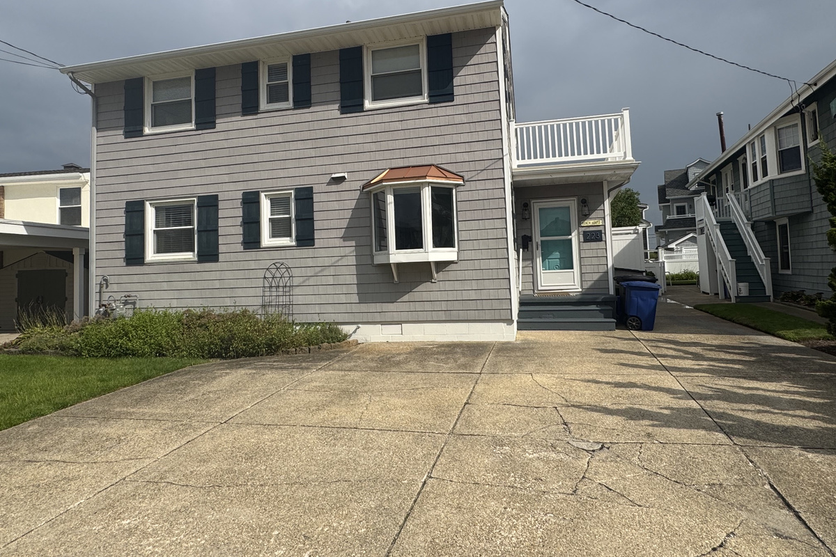 Exterior_Front_Facade_Driveway_Parking