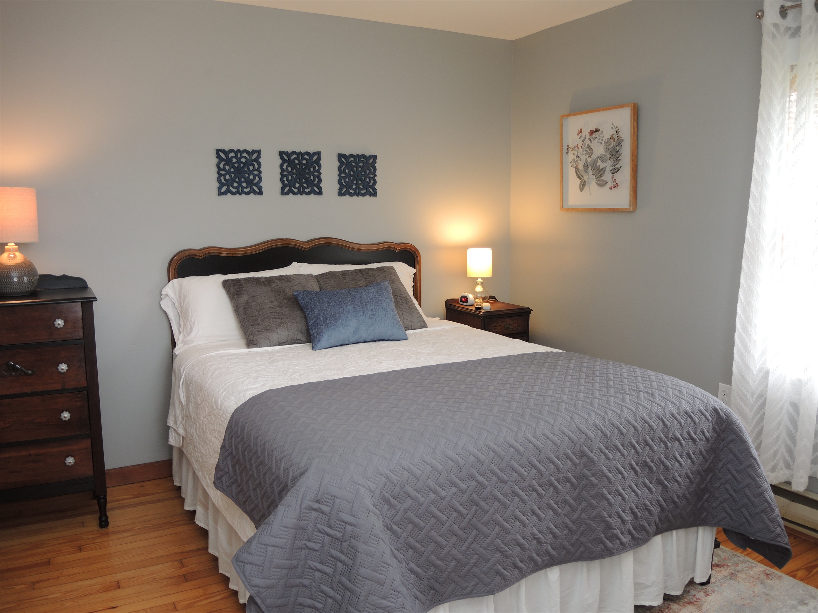 2nd floor Queen bedroom