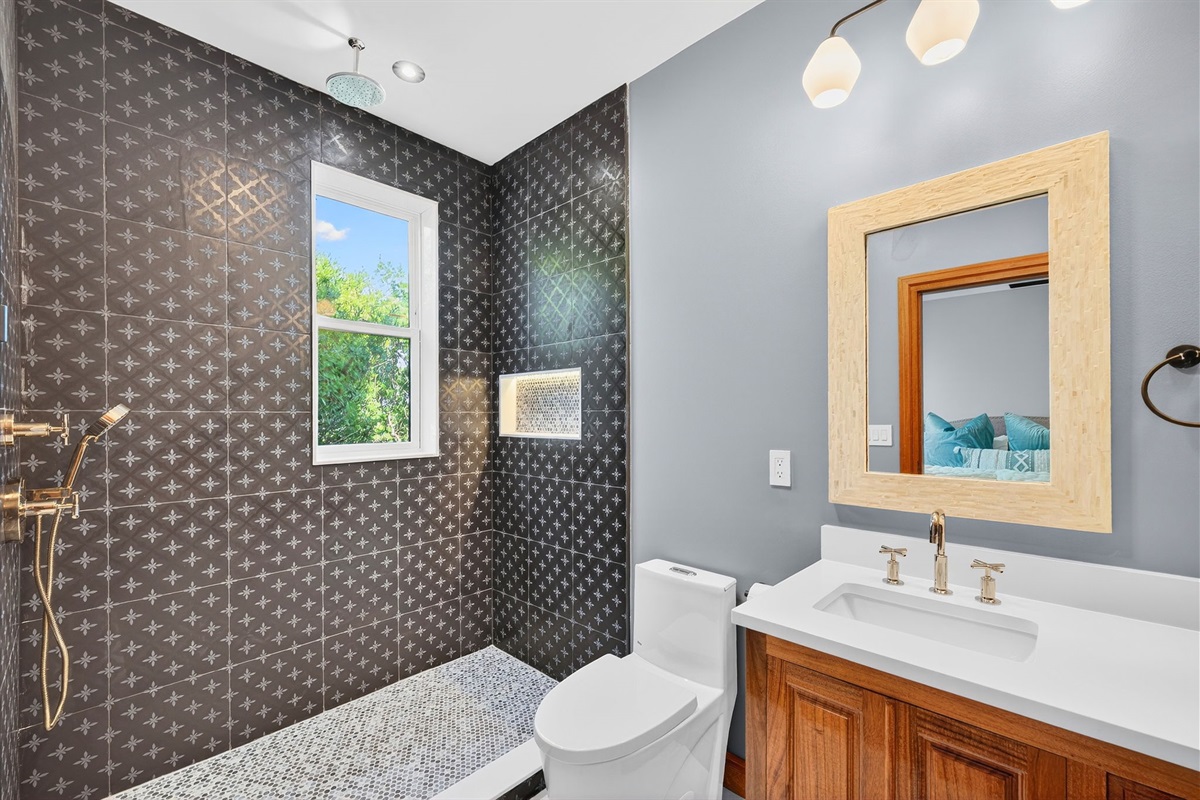 Ensuite Bath 5 | Rosewood Retreat | 2605 Palm Blvd, Isle of Palms, SC | IOP Escapes