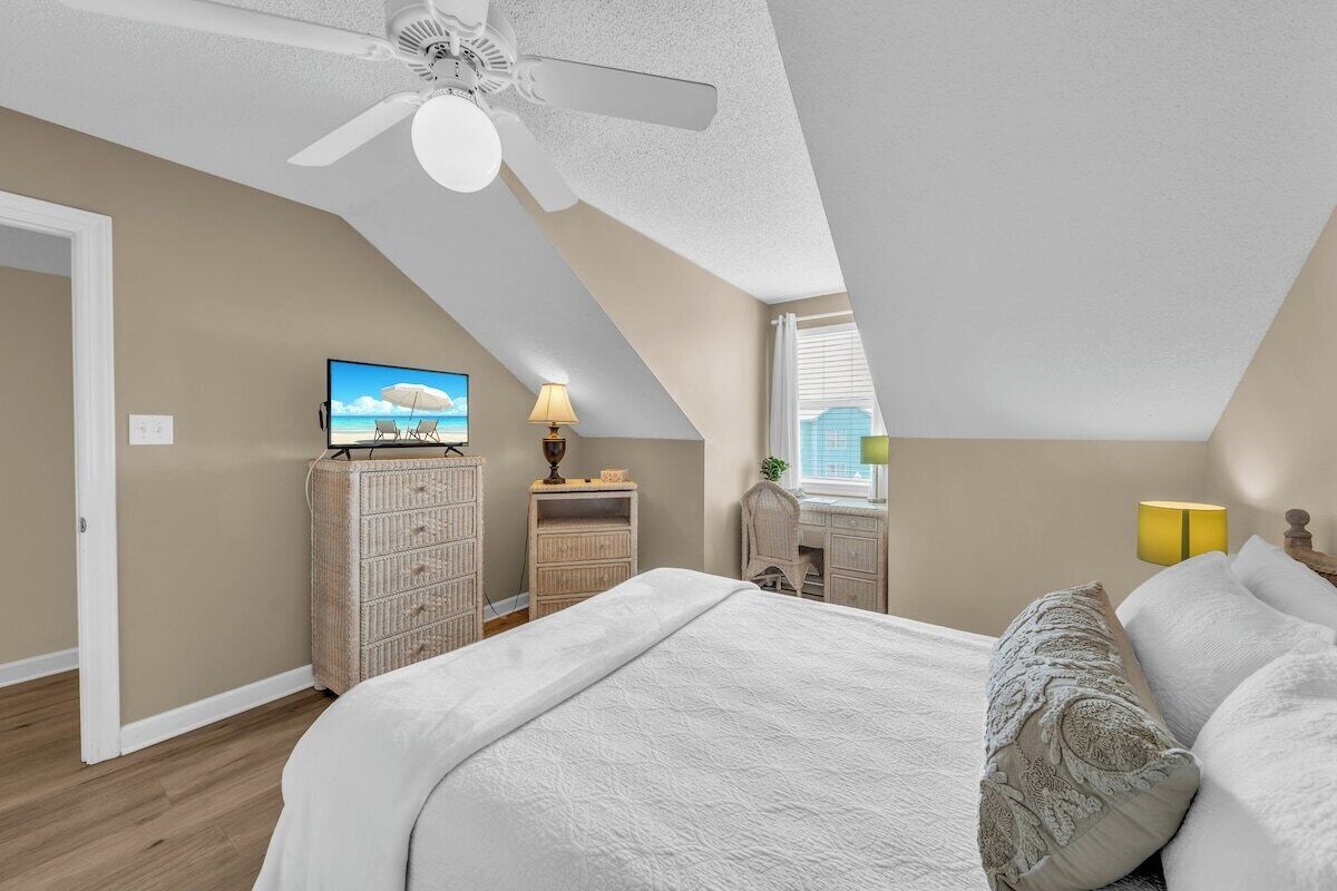Upstairs queen bedroom, tv, desk