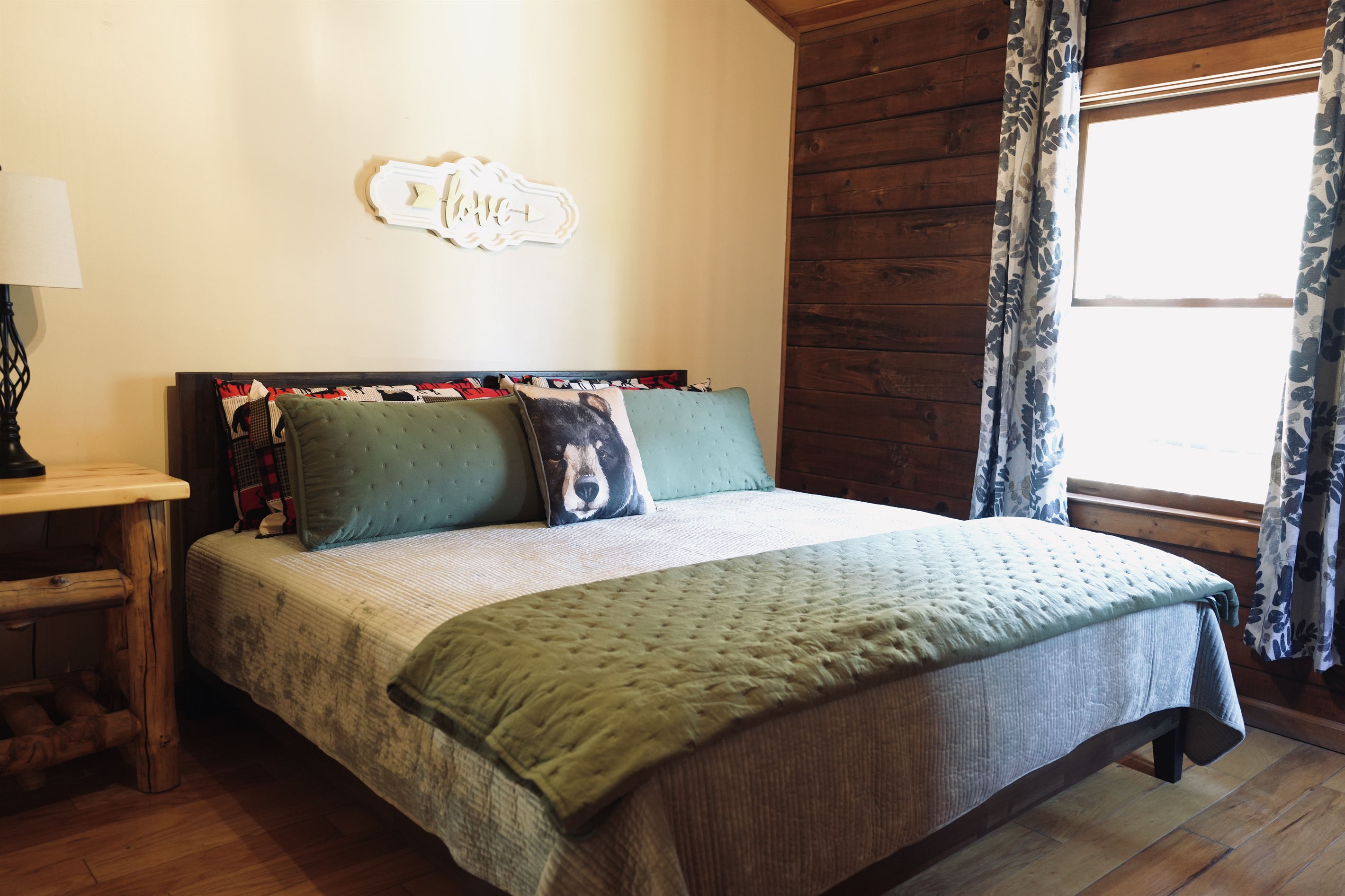 New Hot Tub~Log Cabin~1 Mile Convention Center 5