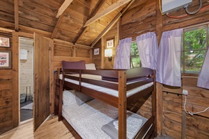 Twin bunk bed