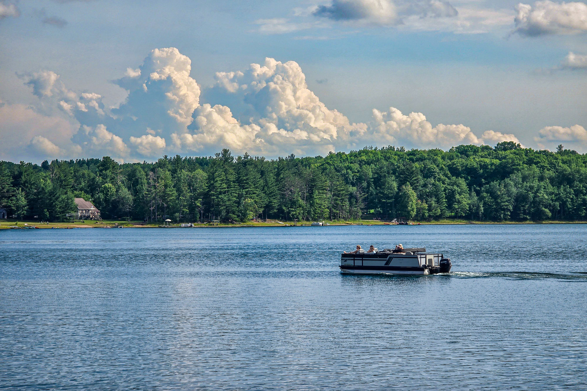 Bring your boat and park it at our dock. The public ramp is 0.3 miles from the lakehouse!