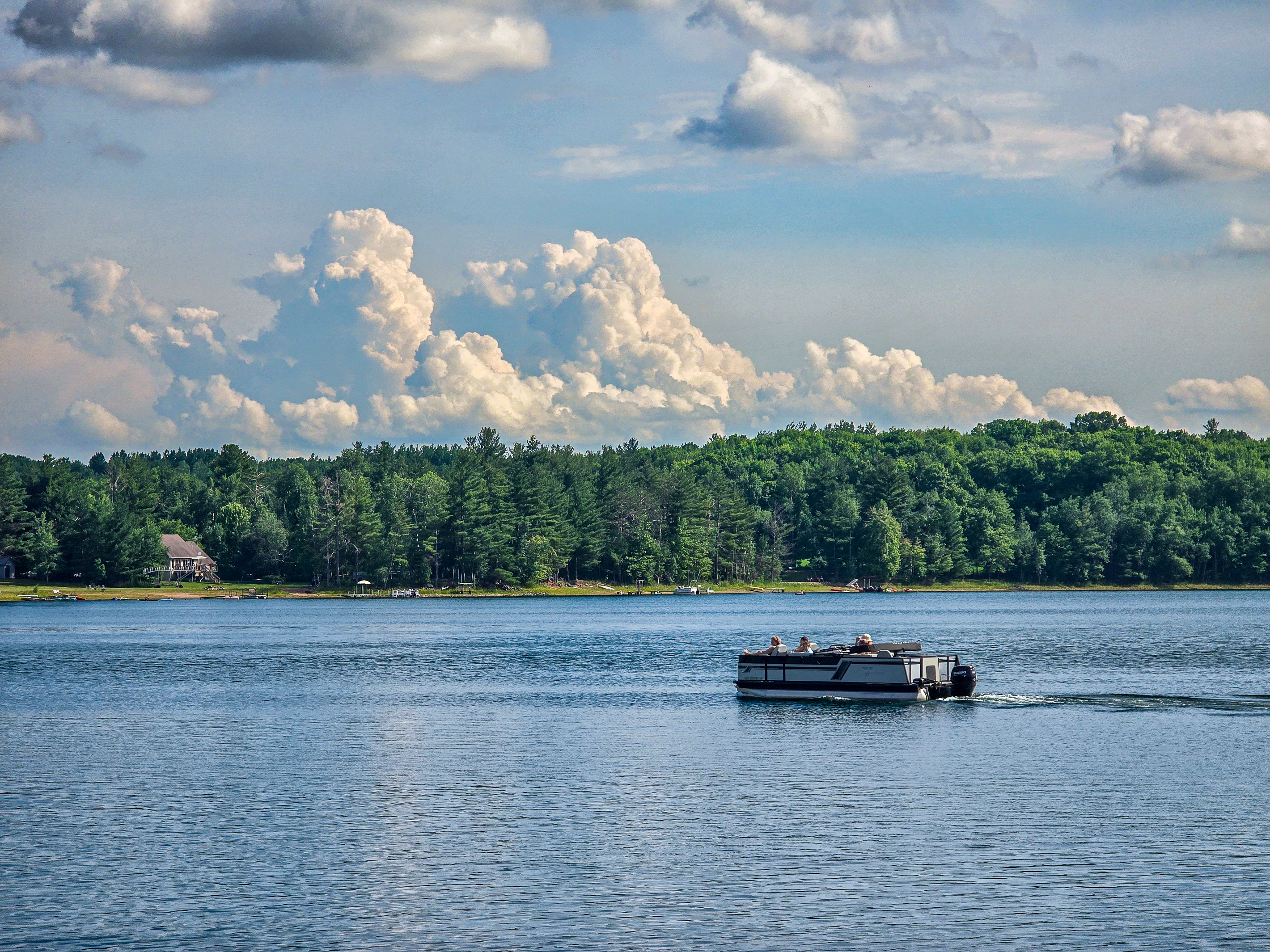 Bring your boat and park it at our dock. The public ramp is 0.3 miles from the lakehouse!