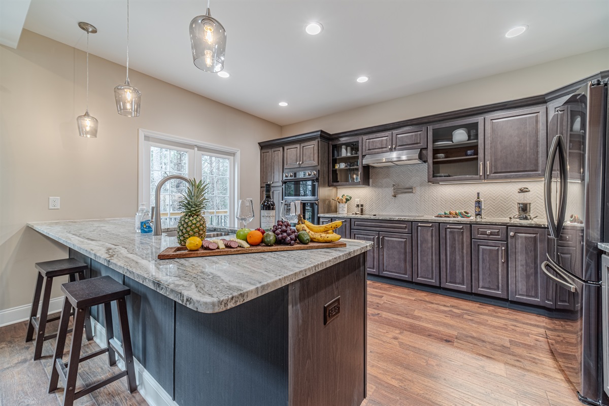 Beautiful Upgraded Kitchen Fully Stocked