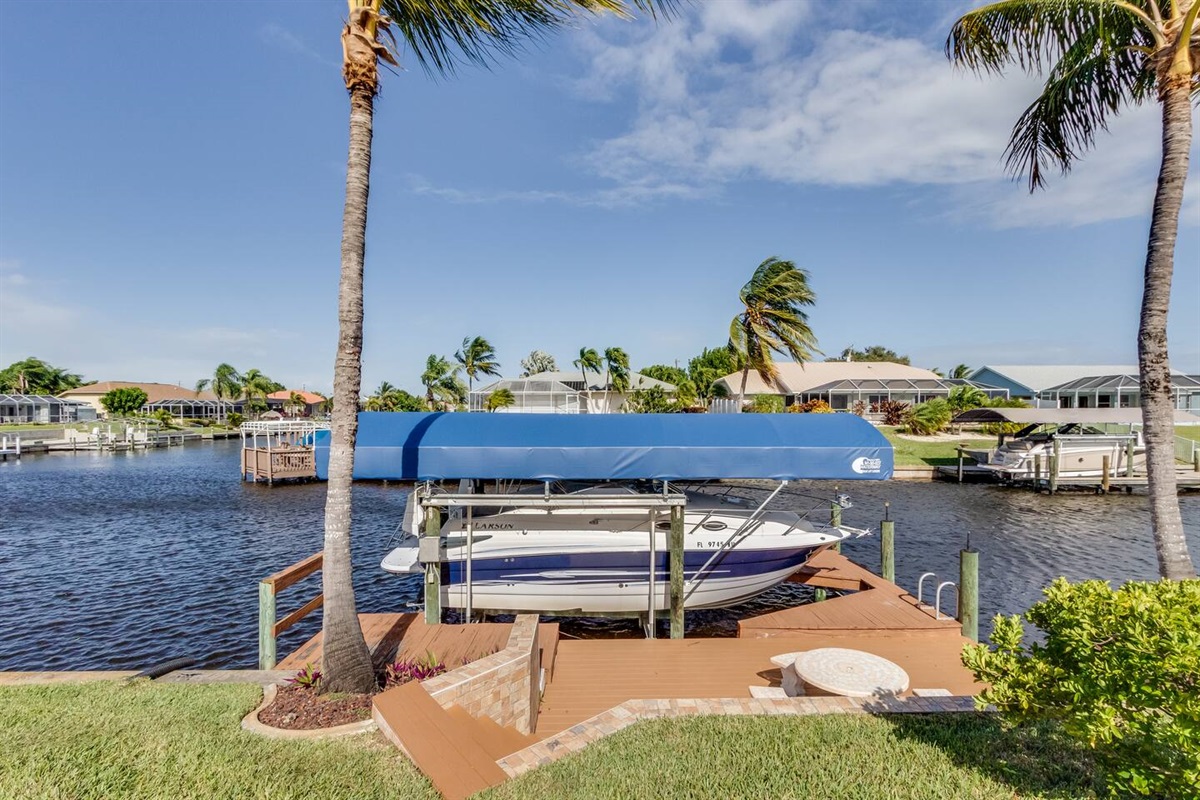 Private boat dock (boat not included) with easy access to breathtaking waterways!