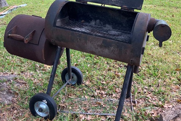 Cast iron BBQ/Smoker Pit