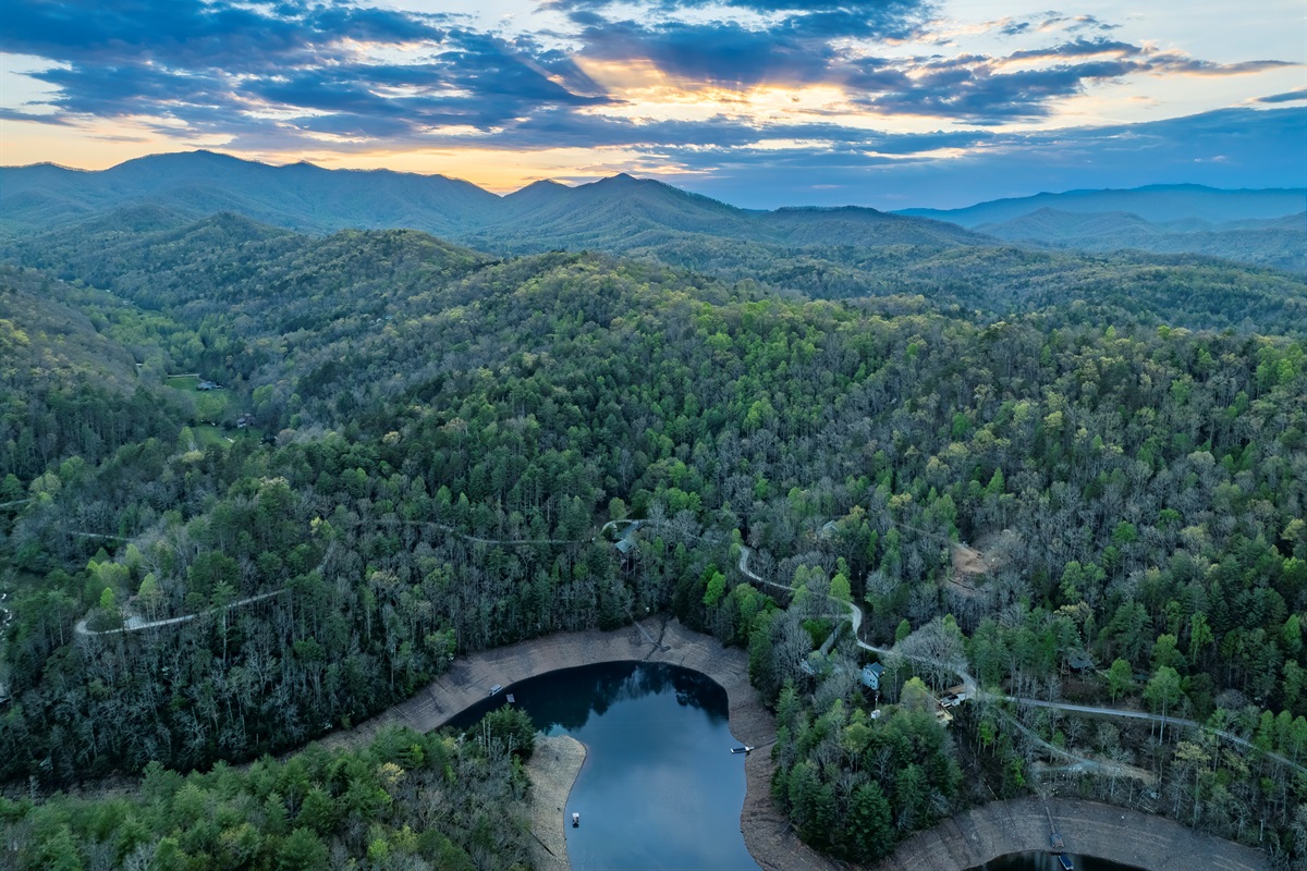 Scenic Viewpoint: Revel in breathtaking mountain vistas and tranquil waters at your getaway!