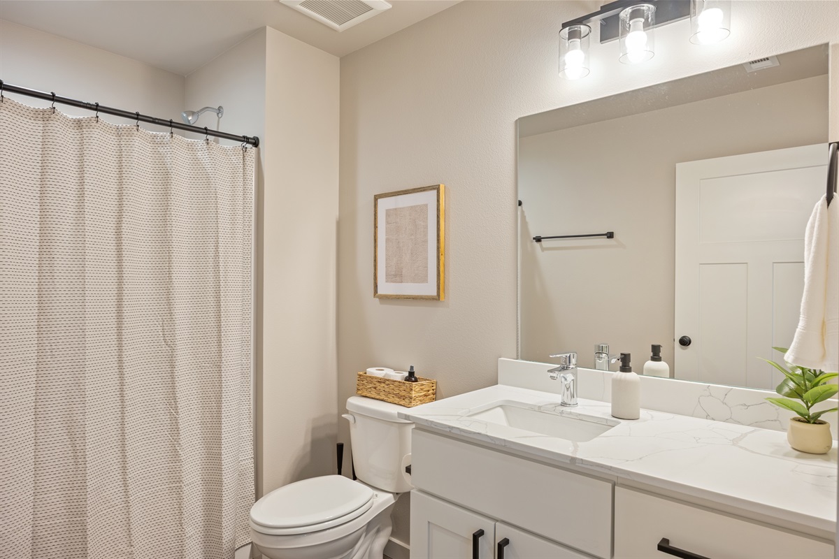 Guest bathroom | Handsoap | Extra Towels | Extra Toilet Paper | Room Freshener